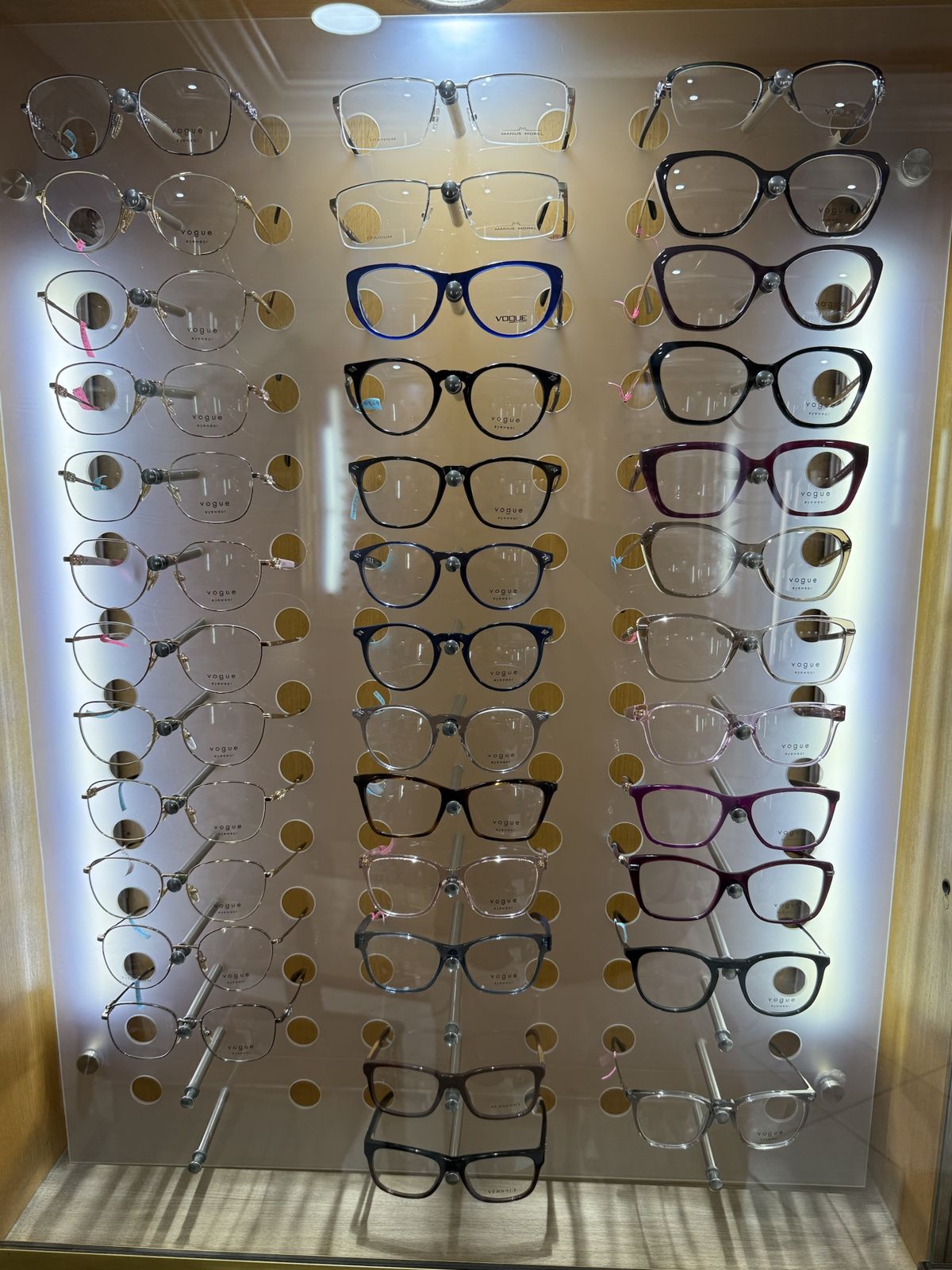 Montures de vue exposées chez Luxoptic